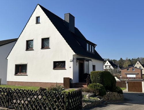 Attraktives Zweifamilienhaus mit großem Grundstück, Pool und zusätzlichem Baupotenzial